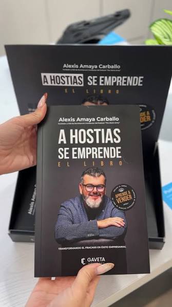 Ejemplares en papel de «A hostias se emprende», de Alexis Amaya Carballo, editado por Gaveta Ediciones