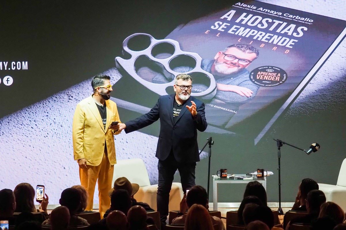 Alexis Amaya Carballo durante la presentación de «A hostias se emprende» en el salón de actos de CajaSiete, en Santa Cruz de Tenerife